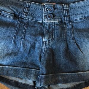 Super cute pleated denim shorts!